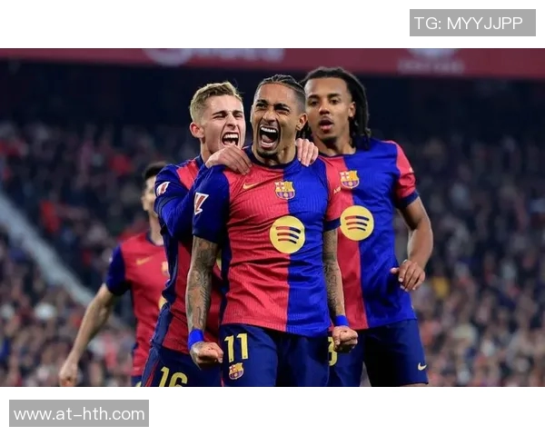 拉菲尼亚为球迷签名,巴萨备战毕尔巴鄂竞技:激情四溢的赛季开端 拉菲尼亚为球迷签名,巴萨备战毕尔巴鄂竞技:激情四溢的赛季开端